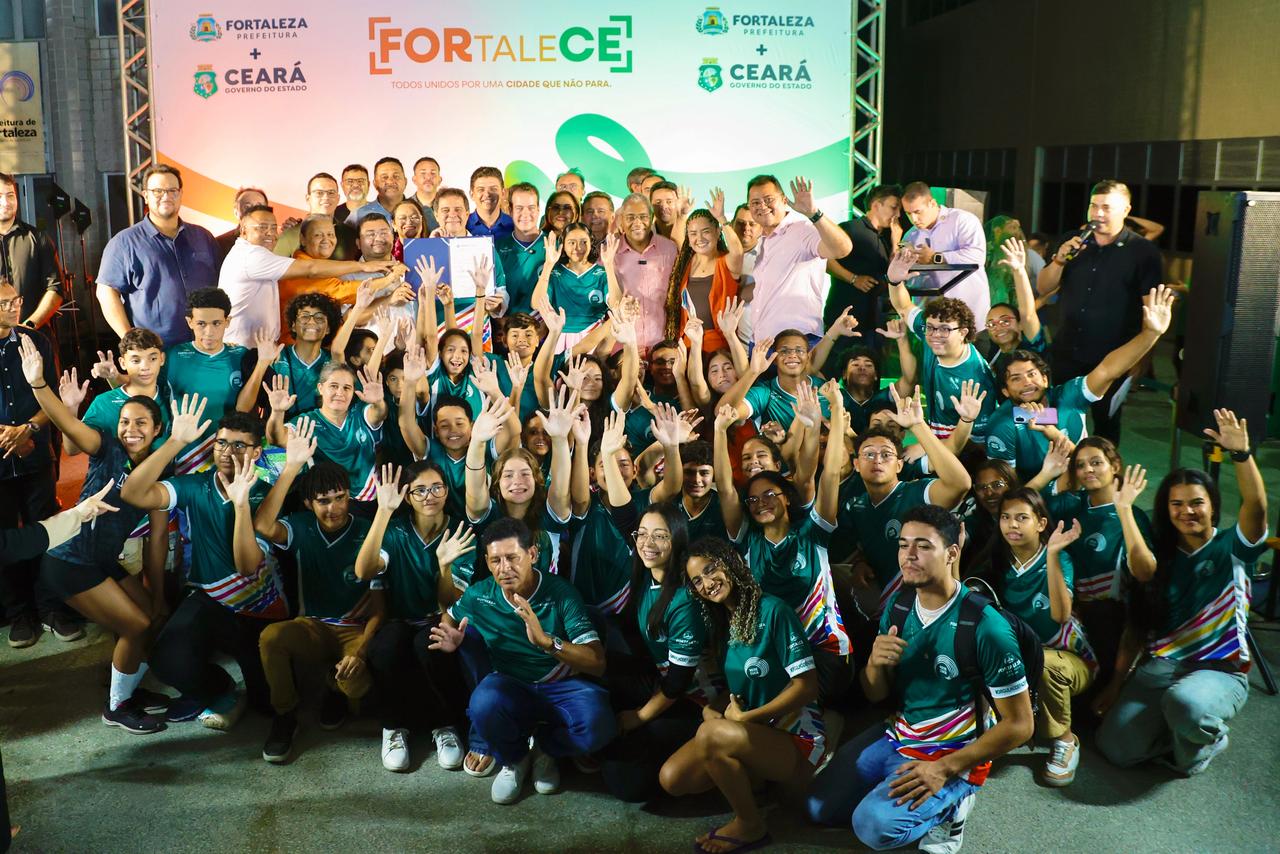 grupo de pessoas posa para a foto